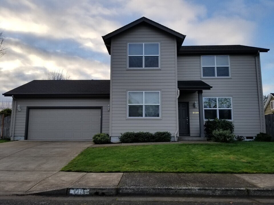 2128 Marlow Ln in Eugene, OR - Building Photo