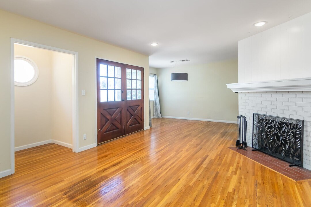 7457 Wish Ave in Los Angeles, CA - Building Photo