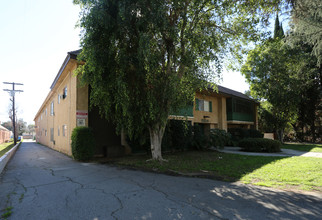 15524 Sherman Way in Van Nuys, CA - Building Photo - Building Photo