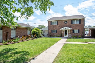 Cardinal Village Apartments in Jacksonville, NC - Building Photo - Building Photo