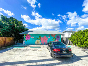 2023 Miami Rd in Fort Lauderdale, FL - Foto de edificio - Building Photo