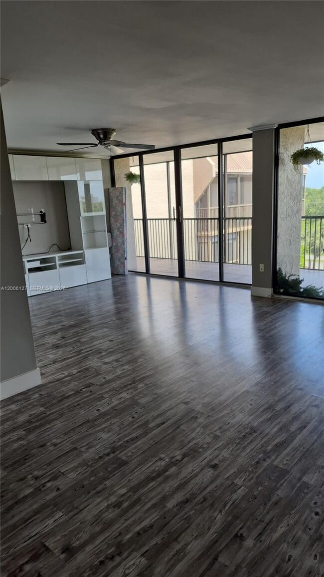 2816 N 46th Ave in Hollywood, FL - Building Photo - Building Photo