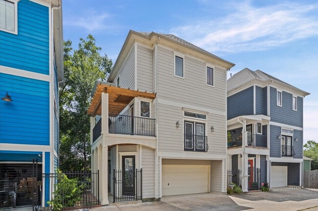 property at 1126 W 23rd St