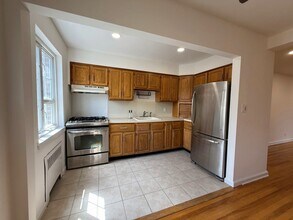 14 Nathan Hale Dr, Unit 60A in Huntington, NY - Foto de edificio - Building Photo