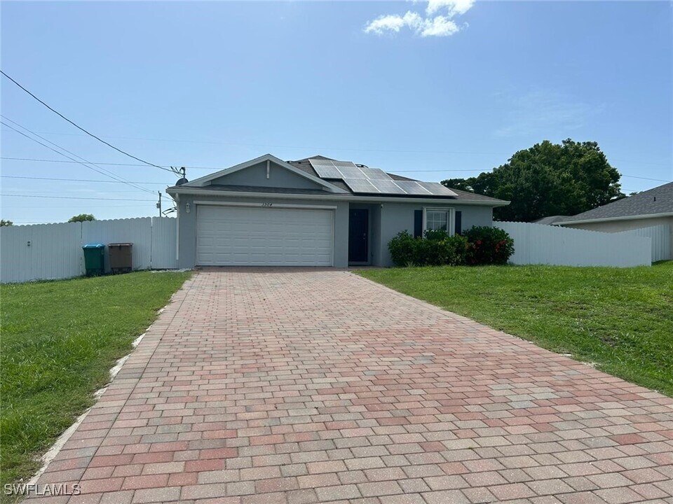 3904 NE 8th Pl in Cape Coral, FL - Building Photo