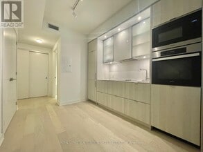 11 Yorkville Ave in Toronto, ON - Building Photo - Building Photo