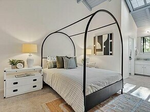 8696 Villa La Jolla Dr in San Diego, CA - Building Photo - Building Photo