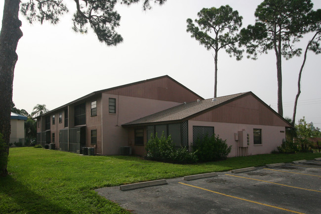 5783-5799 Summer Side Ln in Sarasota, FL - Foto de edificio - Building Photo