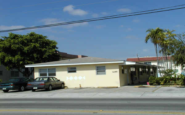 1265 W 29th St in Hialeah, FL - Foto de edificio