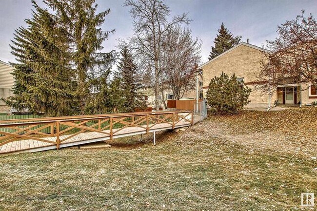 4 C Callingwood Ct NW in Edmonton, AB - Building Photo - Building Photo