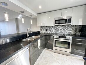 17 Royal Palm Way in Boca Raton, FL - Foto de edificio - Building Photo