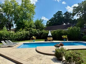 2317 Monroe Ave, Unit 1 in Cincinnati, OH - Building Photo