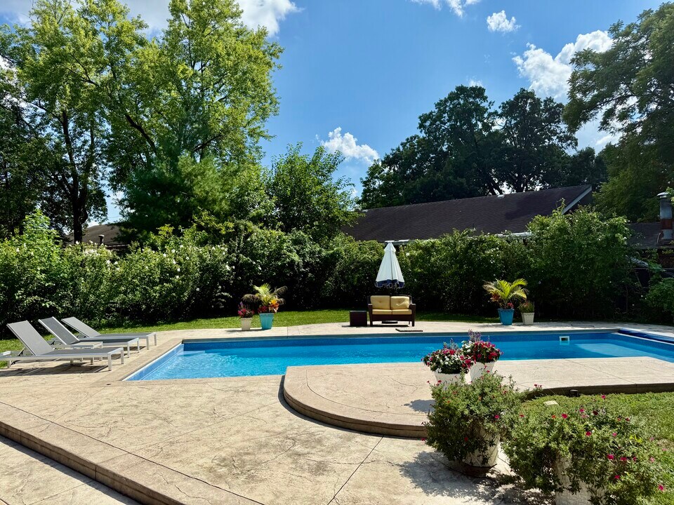 2317 Monroe Ave, Unit 1 in Cincinnati, OH - Foto de edificio