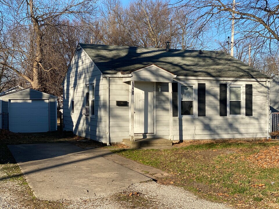 2564 E Wood St in Decatur, IL - Building Photo