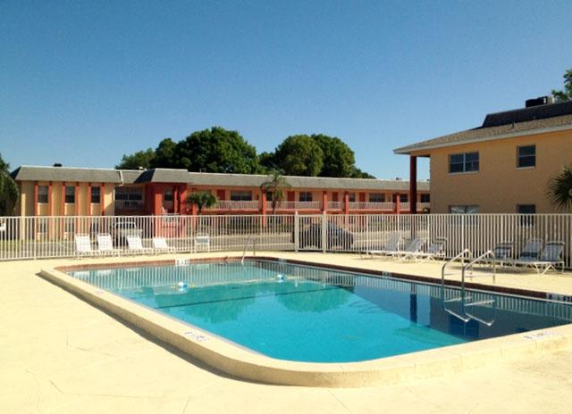 FLORAL GARDENS APARTMENTS in Largo, FL - Building Photo