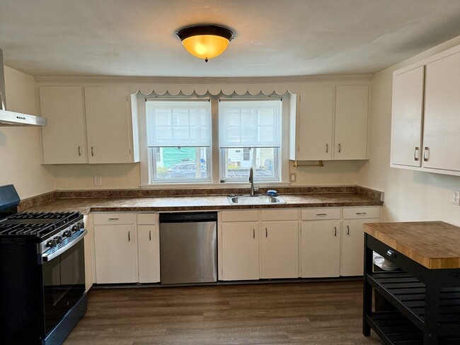 156 Exchange St in Millis, MA - Foto de edificio - Building Photo