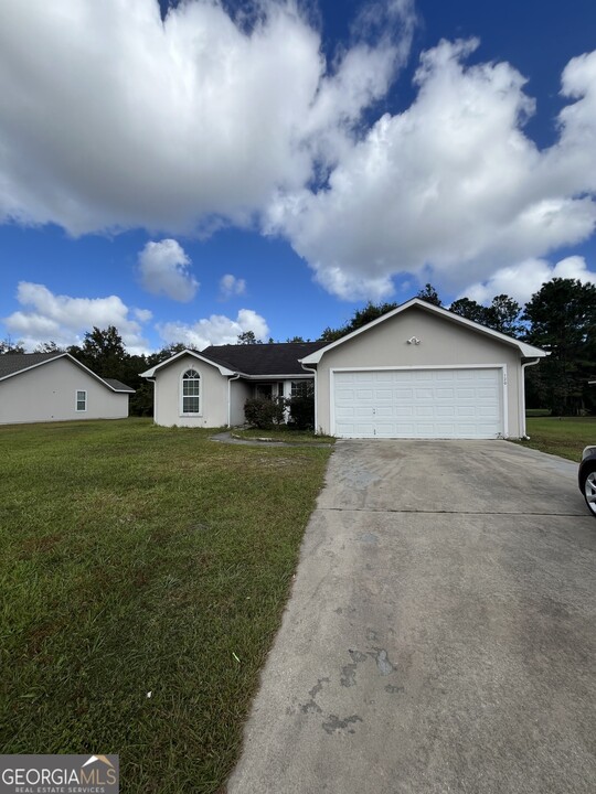 120 Lake Victoria Dr in Kingsland, GA - Foto de edificio