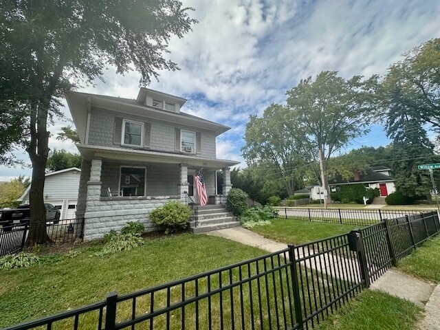 302 S Washington St in Wheaton, IL - Building Photo