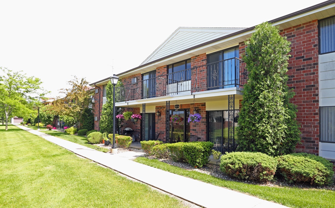 Petretti Apartments in Kenosha, WI - Building Photo