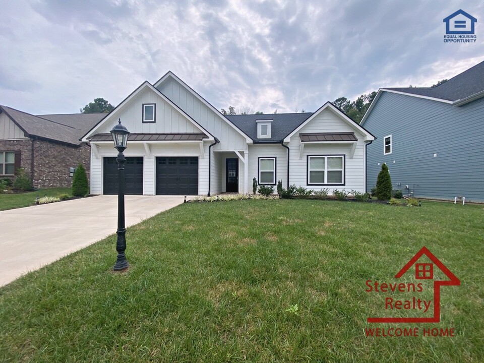 6489 Satjanon Dr in Ooltewah, TN - Foto de edificio