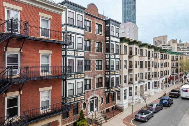 75 Burbank St in Boston, MA - Foto de edificio - Building Photo