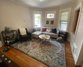 15 Rowell St, Unit 2 in Boston, MA - Foto de edificio - Building Photo