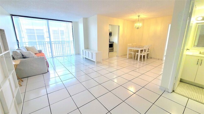16909 N Bay Rd, Unit 907 in Sunny Isles Beach, FL - Building Photo - Building Photo