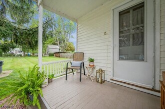 15 Center St, Unit A in Annandale, NJ - Foto de edificio - Building Photo