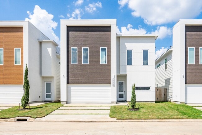 property at 2214 Cortijo Pl