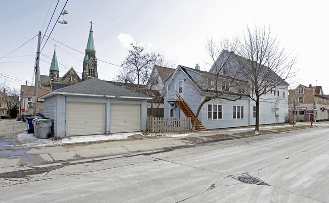 800 E Clarke St in Milwaukee, WI - Foto de edificio - Building Photo