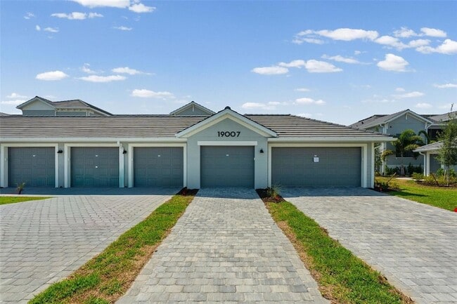 19007 Scallop Lp, Unit 108 in Lakewood Ranch, FL - Foto de edificio - Building Photo