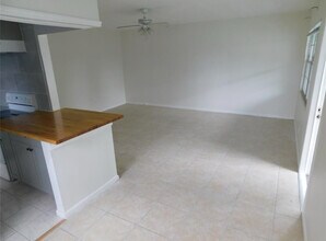 333 Newport Dr in Deerfield Beach, FL - Building Photo - Building Photo