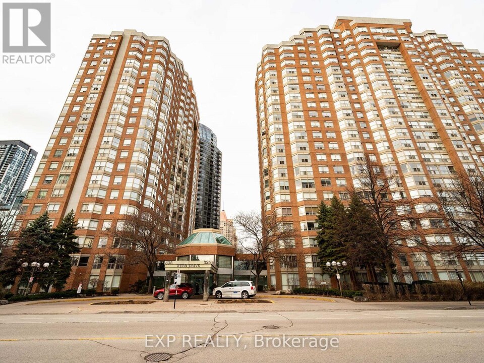 335-335 Webb Dr in Mississauga, ON - Building Photo