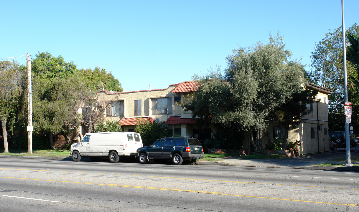 13843 Sherman Way in Van Nuys, CA - Building Photo