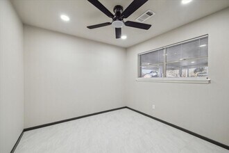 412 Lyndale Dr in Highlands, TX - Building Photo - Building Photo