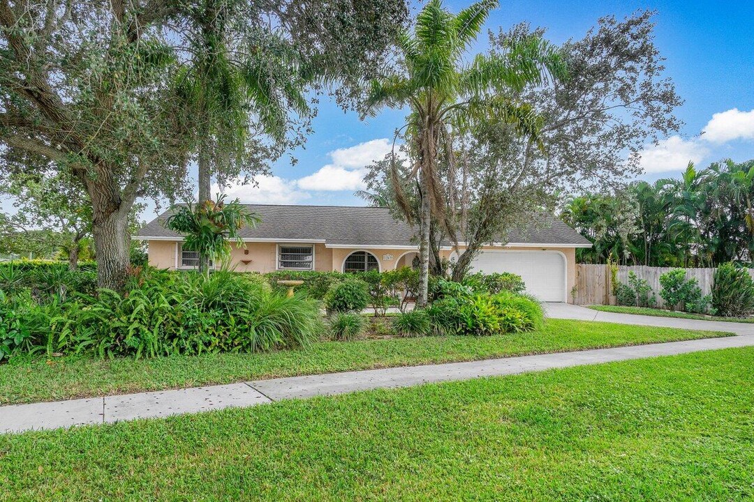 1263 Essex Dr in Wellington, FL - Building Photo