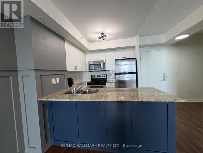 5740 Yonge St in Toronto, ON - Building Photo - Building Photo