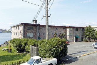 Edgewater East Apartments in Bremerton, WA - Building Photo - Building Photo