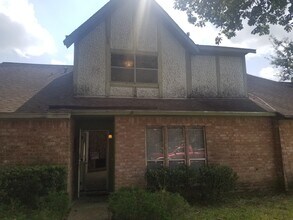 12251 W Village Dr, Unit E in Houston, TX - Foto de edificio - Building Photo