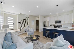 5413 1/2 Homeside Ave in Los Angeles, CA - Building Photo