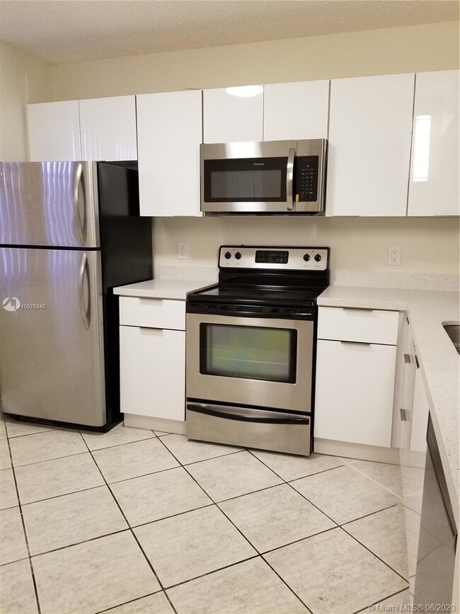 1721 Whitehall Dr-Unit -402 in Davie, FL - Building Photo - Building Photo