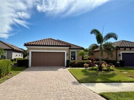 8724 Bellussi Dr in Sarasota, FL - Building Photo