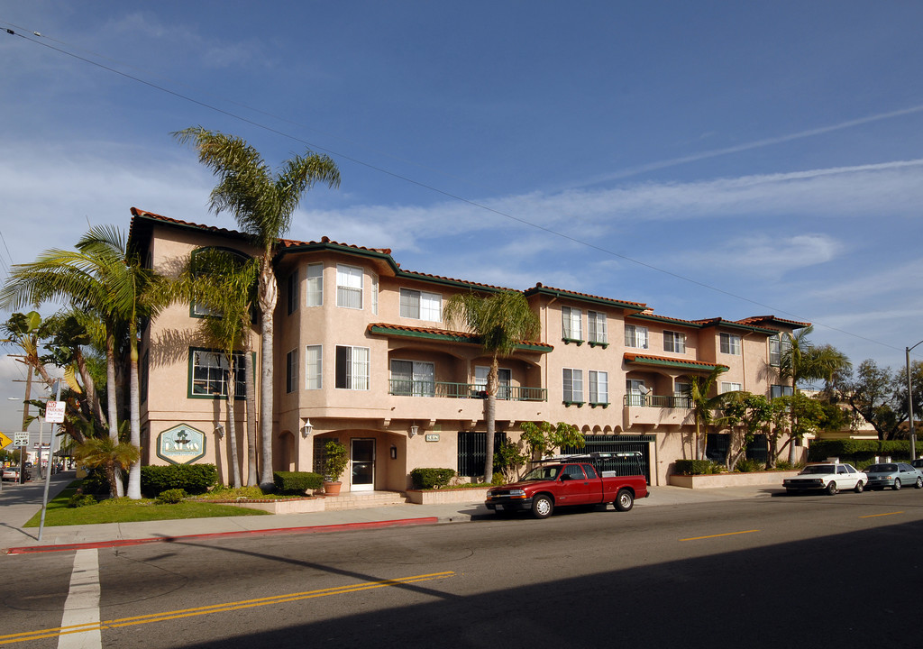 The Palms Apartments in Los Angeles, CA - Building Photo