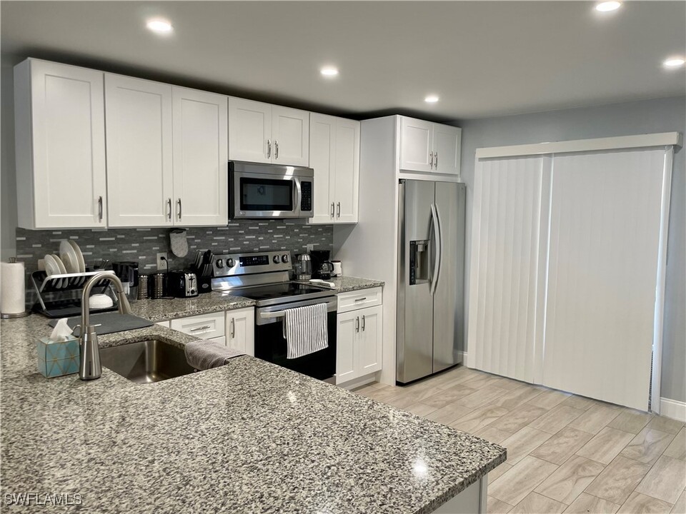 4270 Jack Frost Ct in Naples, FL - Building Photo