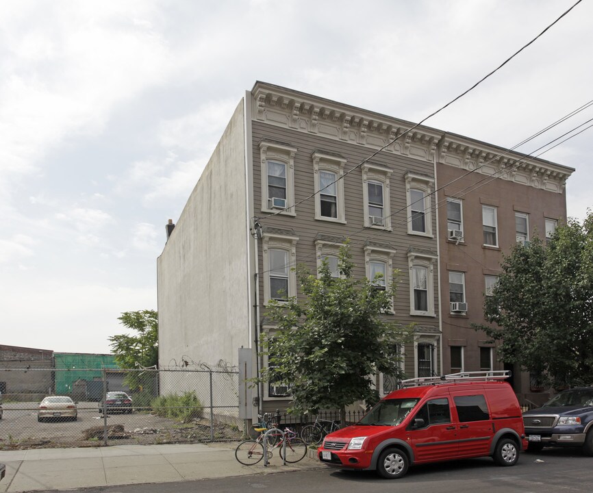 415 Van Brunt St in Brooklyn, NY - Building Photo