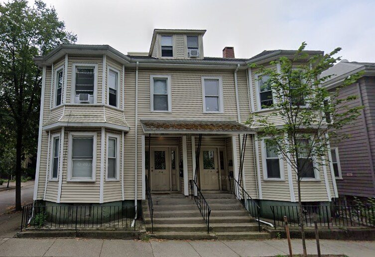 216 Freeman St, Unit 2 in Brookline, MA - Building Photo