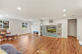 4 Bed 2 Bath Home in Mountlake Terrace! in Mountlake Terrace, WA - Building Photo - Building Photo