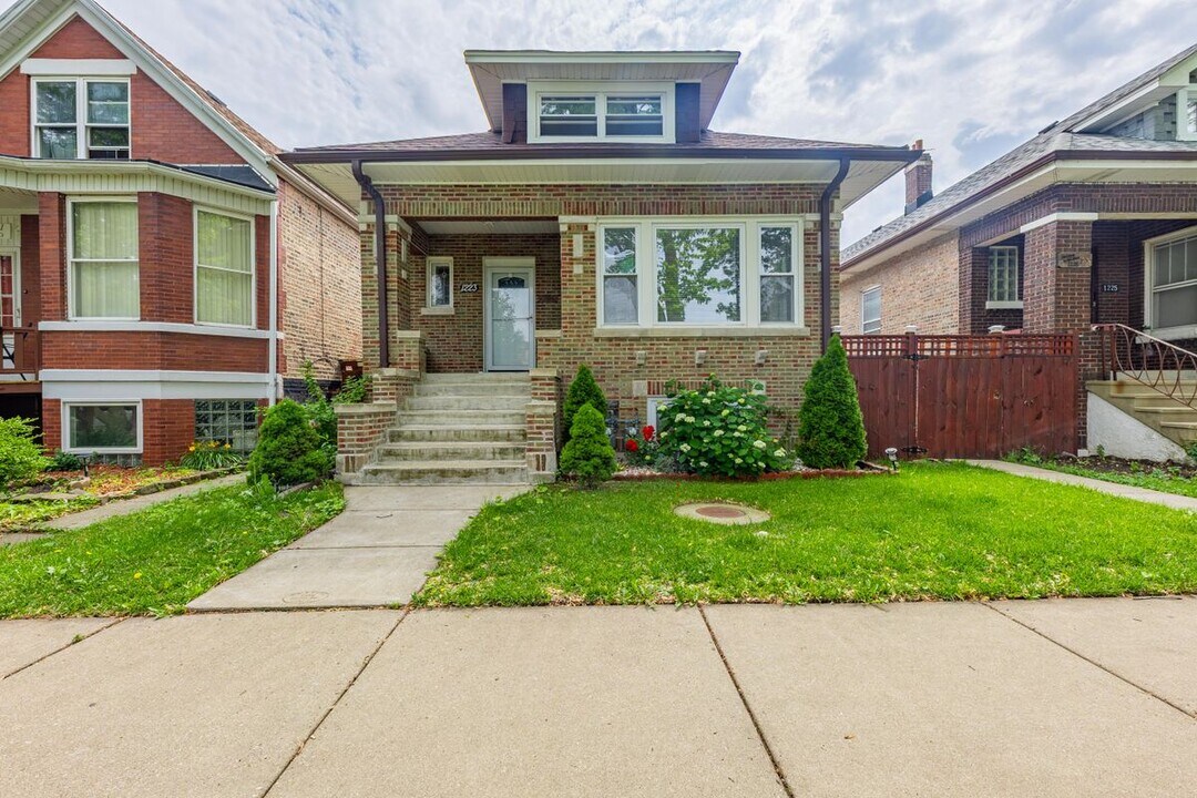1223 S 57th Ct in Cicero, IL - Building Photo