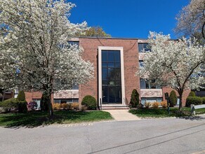 191 W Wyoming Ave, Unit 15 in Melrose, MA - Foto de edificio - Building Photo