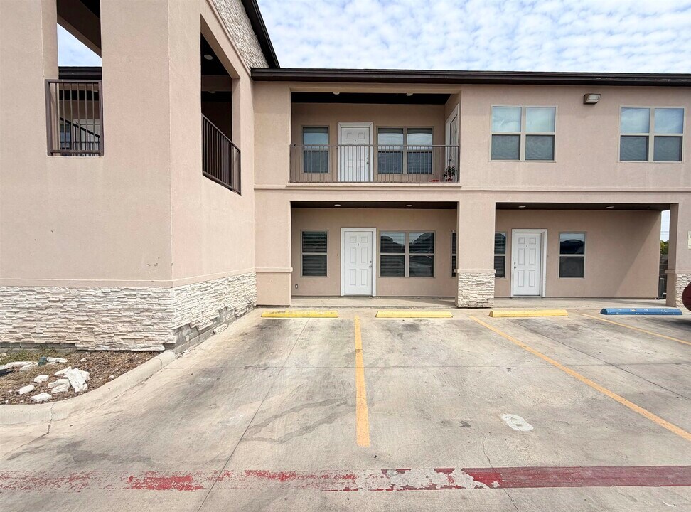 5601 Cuenca Dr in Laredo, TX - Building Photo